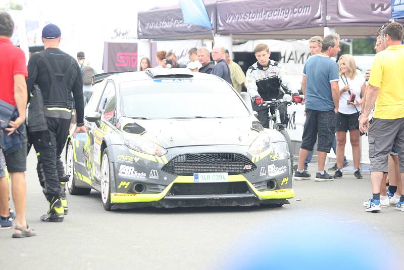 Po první sekci I. etapy Barum Czech Rally Zlín se závodníci přesunuli do Otrokovic do servisu.