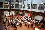 Filharmonie Bohuslava Martinů zkouší v atriu hotelu Baltaci ve Zlíně.