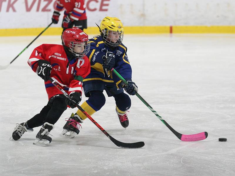 Mladí hokejoví Berani Zlín (v modrém) v duelu hráčů ročníku narození 2014 změřili v sobotu síly s Uherským Hradištěm.