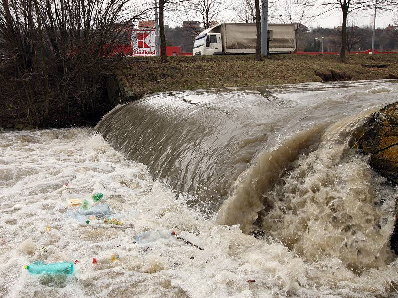 Hladina vody se ve čtvrtek 5. března zvedala i v potoku Januštice ve Zlíně.