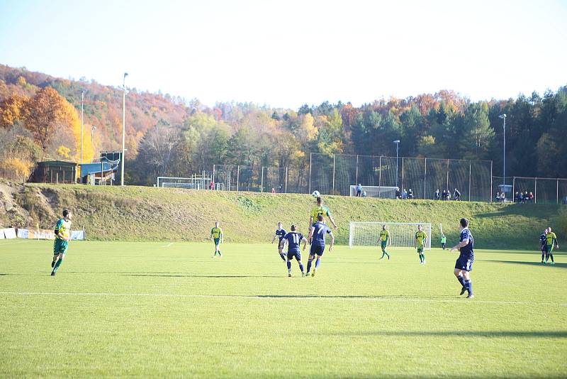 Fotbalisté Luhačovic (modré dresy) v posledním podzimním zápase Krajského přeboru doma podlehli Napajedlím 1:2.