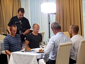 Hokejisti Berani Zlín natáčí propagační klip v hotelu Alaxandria v Luhačovicích.