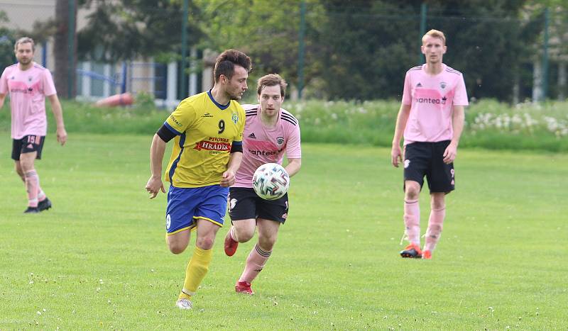 Fotbalisté Malenovic (růžové dresy) ve 21. kole I. B třídy sk. C remizovali se Starým Městem 3:3.