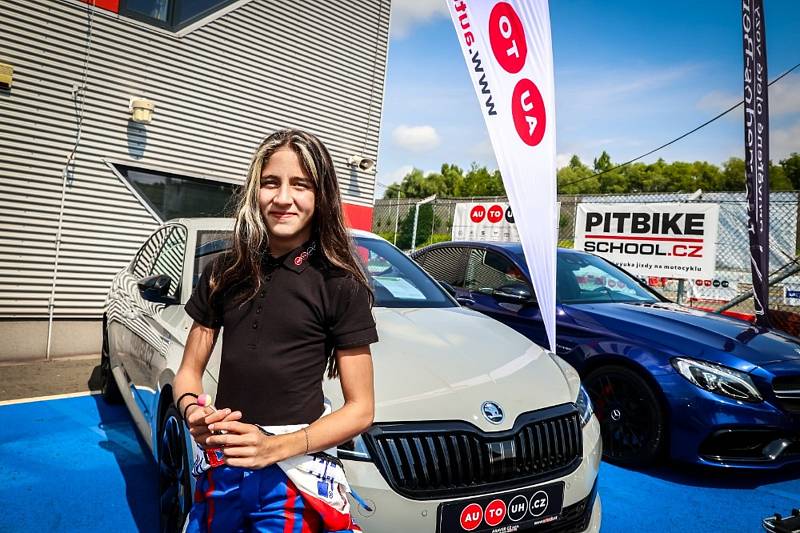 Dvojnásobná šampionka České republiky v motokárách Klára Tlusťáková se stala nejmladší dívkou pilotující soutěžní vůz. V Třinci si vyzkoušela jet ve Škodě Fabia kategorie R5.