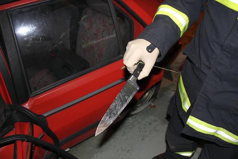 Vážná dopravní nehoda ve Slušovicích, mladý řidič havaroval přes kruhový objezd do autobusu.