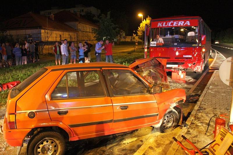 Vážná dopravní nehoda ve Slušovicích, mladý řidič havaroval přes kruhový objezd do autobusu.