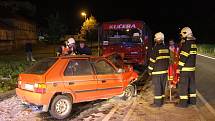 Vážná dopravní nehoda ve Slušovicích, mladý řidič havaroval přes kruhový objezd do autobusu.