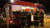 Vážná dopravní nehoda ve Slušovicích, mladý řidič havaroval přes kruhový objezd do autobusu.