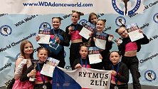 Mladé tanečnice orelského klubu Rytmus Zlín dosáhly na světovém šampionátu (WDA World Championship) v Budapešti velkého úspěchu, když mladší děvčata ovládla kategorii street dance! Foto: archiv klubu