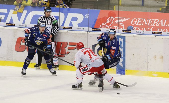 Hokejisté Zlína (modré dresy) v 56. kole Tipsport extraligy na Zimním stadionu Luďka Čajky vyzvali Třinec.