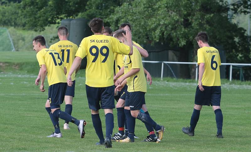 Fotbalisté Újezdu (ve žlutých dresech) zdolali Vysoké Pole 4:2 a před letní pauzou zůstali v čele Ligy4.