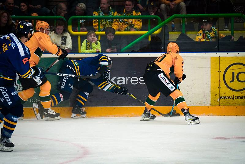 Hokejisté Vsetína (žluté dresy) v derby porazili Zlín 4:1.