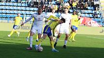 Fotbalisté Zlína (žluté dresy) ve 22. kole první ligy porazili Slovácko 1:0. Regionální derby rozhodl v 82. minutě obránce Martin Cedidla.