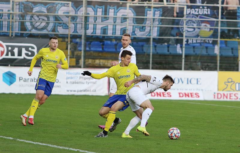 Fotbalisté Zlína (žluté dresy) ve 22. kole první ligy porazili Slovácko 1:0. Regionální derby rozhodl v 82. minutě obránce Martin Cedidla.