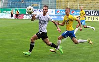 Fotbalisté Zlína (bílé dresy) v 5. kole FORTUNA:LIGY remizovali Na Stínadlech s domácími Teplicemi 0:0.