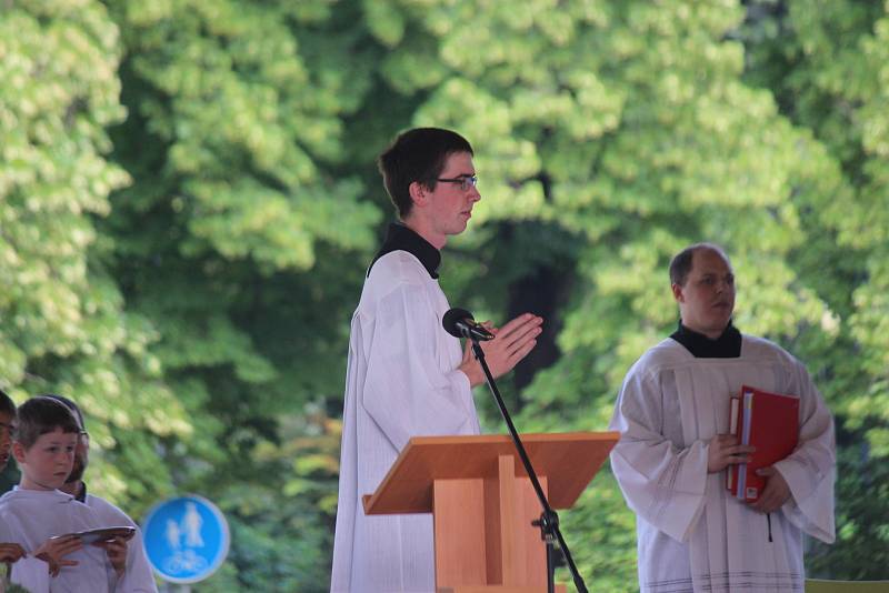 Mše svatá k svátku Těla a Krve Páně ve zlínském Parku Komenského. 23.6.2019