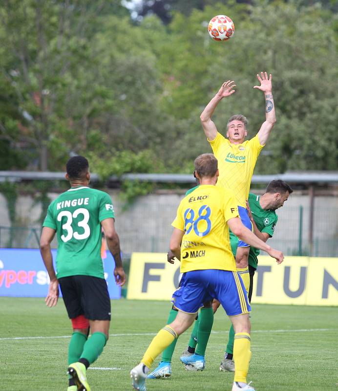 Fotbalisté Fastavu Zlín (ve žlutém) v důležitém zápase bojů o záchranu ve 28. kole v sobotu hostili poslední Příbram. Na snímku šance Janetzského.