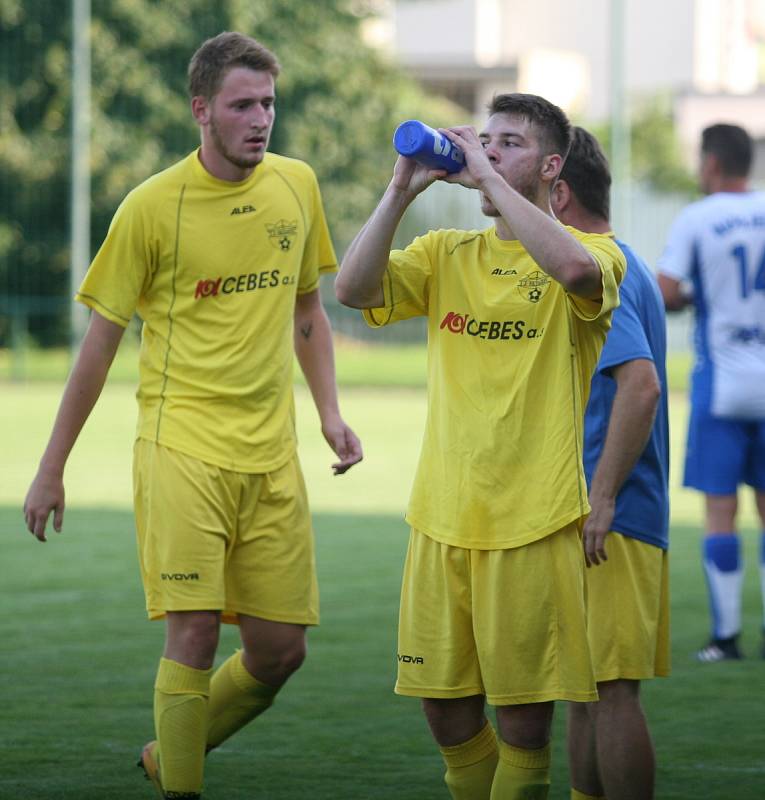 Fotbalisté Napajedel (v bílém) v sobotním 3. hraném kole krajského přeboru doma porazili Nedašov 2:0.