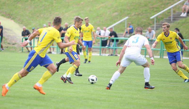 Prvoligoví fotbalisté Fastavu Zlín (ve žlutém) se na pátý pokus v přípravě na novou sezonu dočkali vítězství. Po čtyřech předchozích remízách v sobotu dopoledne na hřišti v Luhačovicích porazili třetiligový Frýdek-Místek 4:1.