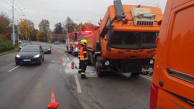 V Gahurově ulici ve Zlíně hořelo v úterý nákladní auto.