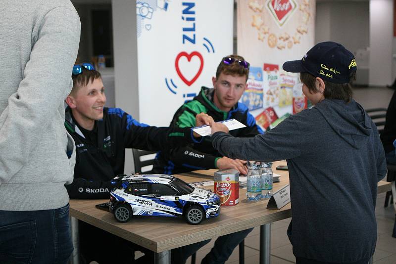 Na pět stovek fanoušků se v úterý odpoledne setkalo ve Zlíně s regionálními posádkami, které se na nadcházejícím 50. ročníku Barum Rally představí ve vozech Škoda Fabia Rally2.