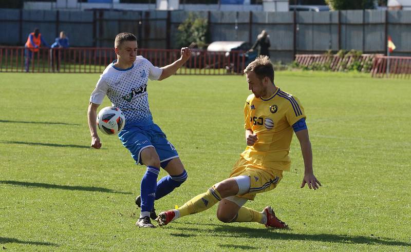 Fotbalisté Otrokovic (modro-bílé dresy) podruhé v sezoně zvítězili, porazili Jihlavu "B" 2:0.