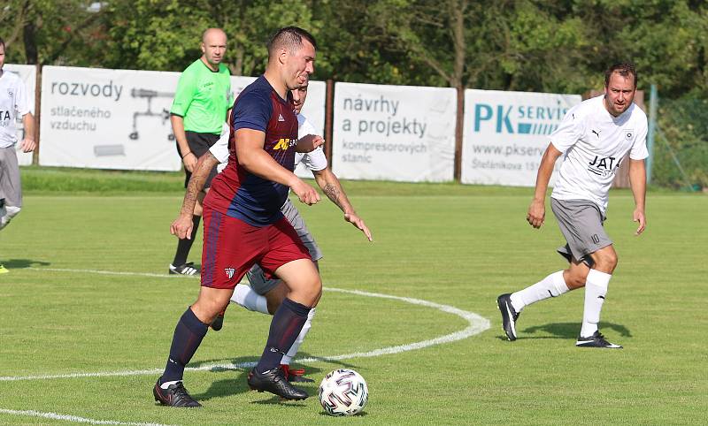 Fotbalisté Štípy (v tmavých dresech) porazili Hvozdnou jednoznačně 5:0.