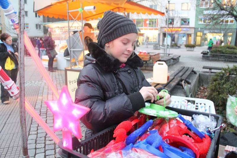 Na náměstí Míru ve Zlíně se v pátek 16. listopadu 2012 konal Živý podvečer u příležitosti 23. výročí Dne boje za svobodu a demokracii – 17. listopad.