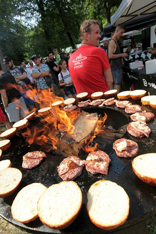 Hamburger fest v zámeckém parku ve Slavičíně, 24. července 2021