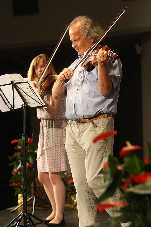 Zkouška na koncert houslisty Václava Hudečka v sále domu Elektra v Luhačovicích.