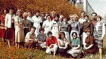 ŽELECHOVICE NAD DŘEVNICÍ, UČITELSKÝ SBOR. Učitelé z místní školy zachycení na snímku ze školního roku 1980/1981.