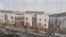Výstavba bytové domy Riverfront Gardens na Tyršově nábřeží.