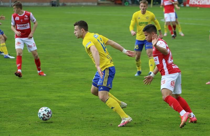 Fotbalisté Zlína (ve žlutých dresech) se ve 29. kole FORTUNA:LIGY utkali s Pardubicemi. Foto: Jan Zahnaš