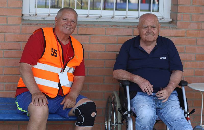 Fotbalisté Zlína (žluté dresy) zakončili letošní sezonu domácí remízou s Jabloncem 1:1.