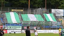 Fotbalisté Zlína (žluté dresy) zakončili letošní sezonu domácí remízou s Jabloncem 1:1.