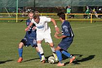 Fotbalisté Malenovic (v modrých dresech) prohráli v 9. kole I. B třídy skupiny B s vedoucím Fryštákem 0:7.