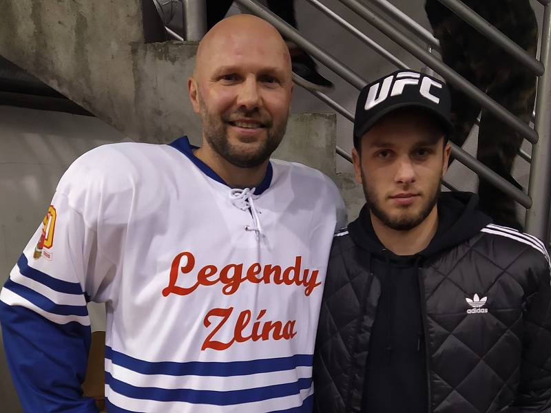 Legendární zlínský hokejista Petr Leška (vlevo) se při oslavách v Uherském Ostrohu ochotně vyfotil s fanouškem Davidem Hájkem.