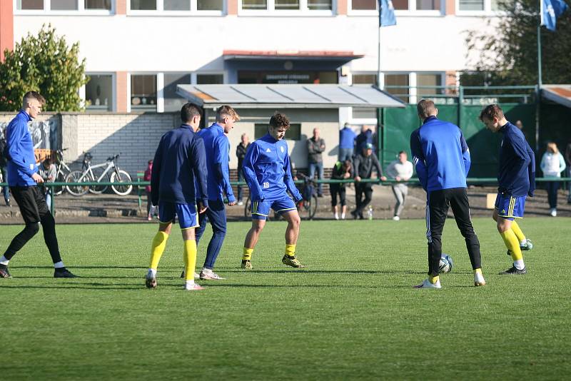 Ve šlágru 10. kola fotbalového krajského přeboru remizovala Napajedla (v červeném) s Baťovem 2:2, když domácí dokázali smazat dvoubrankové manko.