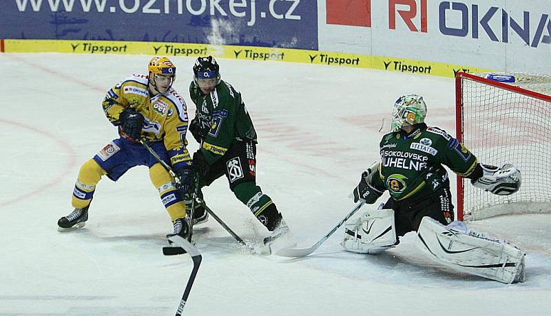 Extraligoví hokejisté Zlína (ve žlutém) měřili v neděli v rámci 31. kola síly s Karlovými Vary. Šance domácího Balána.
