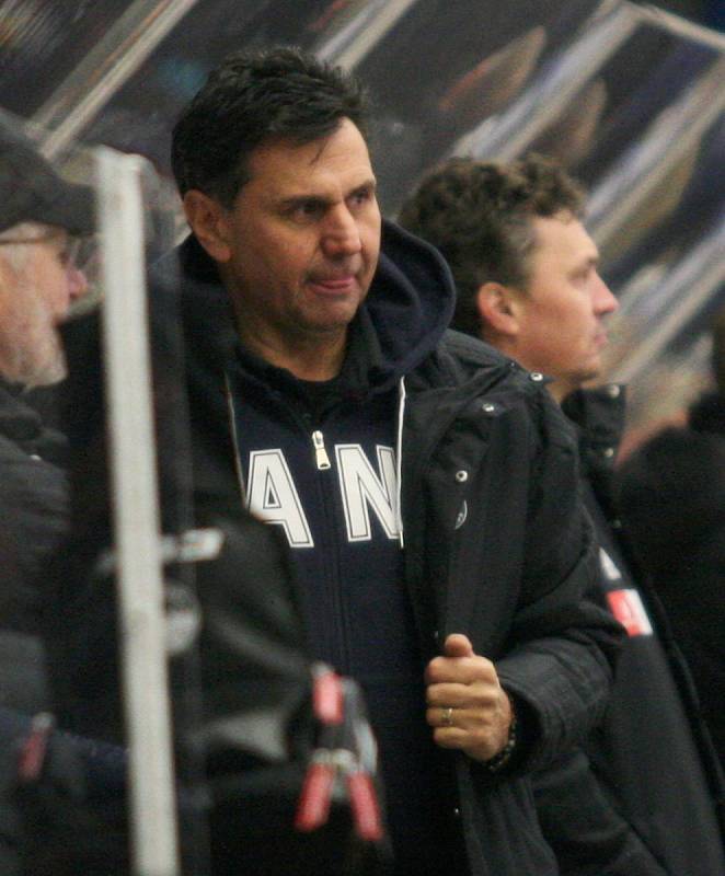 Extraligoví hokejisté Zlína (v modrém) ve 26. kole vyzvali doma Litvínov. Na snímku trenér Růžička.