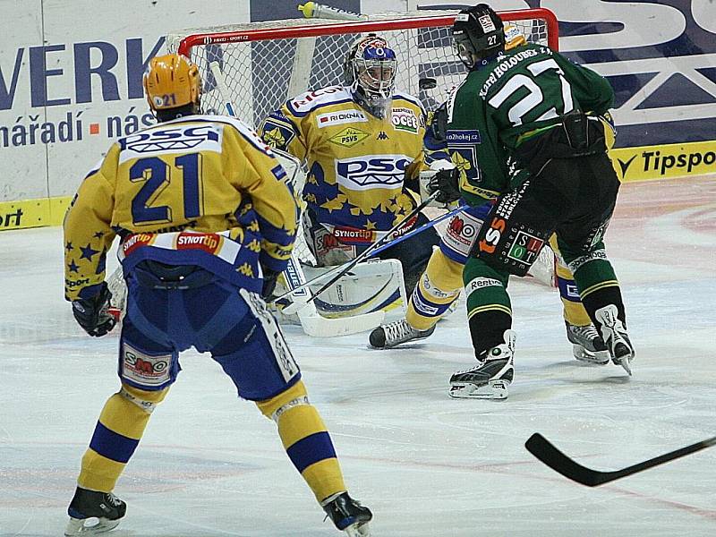 Extraligoví hokejisté Zlína (ve žlutém) měřili v neděli v rámci 31. kola síly s Karlovými Vary. Hostující Rostislav Dej v šanci před brankářem Zlína Jakubem Sedláčkem.