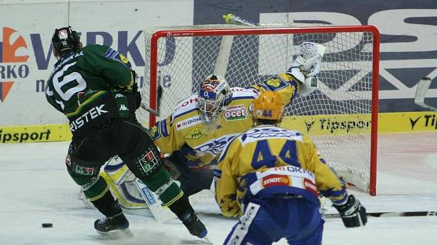 Extraligoví hokejisté Zlína (ve žlutém) měřili v neděli v rámci 31. kola síly s Karlovými Vary. Šance hostujícího Jaroslava Kristka.