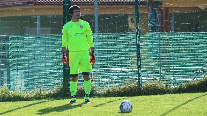 Fotbalisté Březnice doma porazili Louky (červené dresy) 2:0.