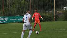 Fotbalisté Luhačovic (bílé dresy) v páteční předehrávce 4. kola krajského přeboru Zlínska podlehly Slušovicím 0:1 a dál čekají v nové sezoně na první výhru.