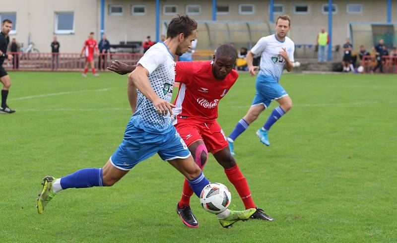 Fotbalisté Otrokovic (modrobílé dresy) proti Blansku prohráli 2:4.