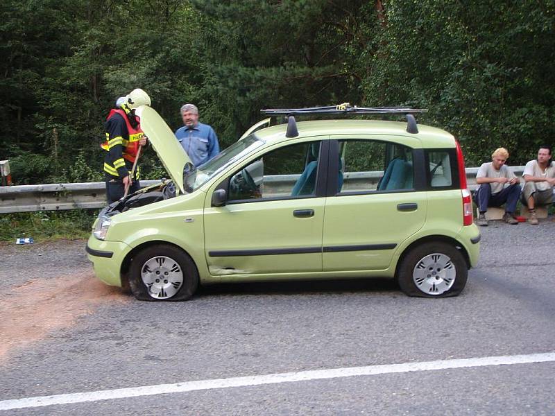 V Březůvkách došlo k nehodě mezi nákladním autem a osobním autem zn. Fiat Panda.