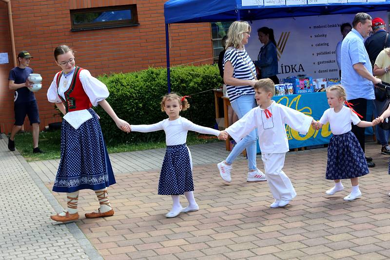 Dětský folklórní festival Májíček. XIII. ročník tradičního česko-slovenského festivalu dětských folklórních souborů před kostelem Panny Marie Pomocnice křesťanů na Jižních Svazích