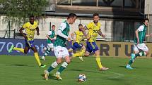 Fotbalisté Zlína (žluté dresy) zakončili letošní sezonu domácí remízou s Jabloncem 1:1.