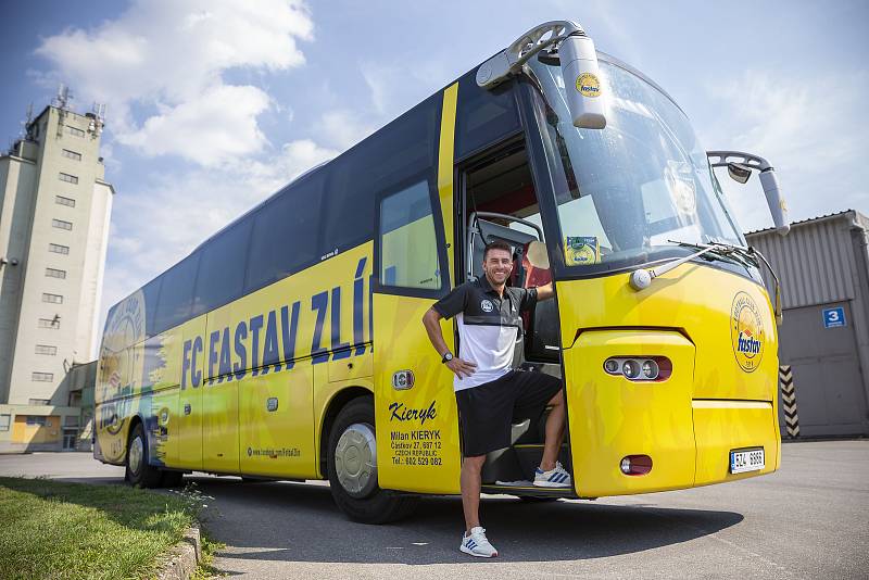 Fotbalisté ligového Zlína se pyšní autobusem v tradičním klubových barvách