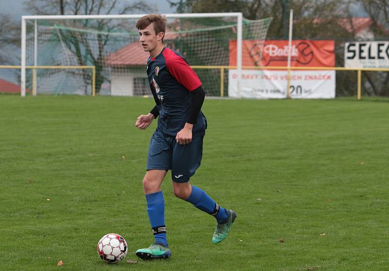 Fotbalisté Mladcové B  (modré dresy) v 10. kole okresního přeboru Zlínska zdolaly Příluky 3:2.